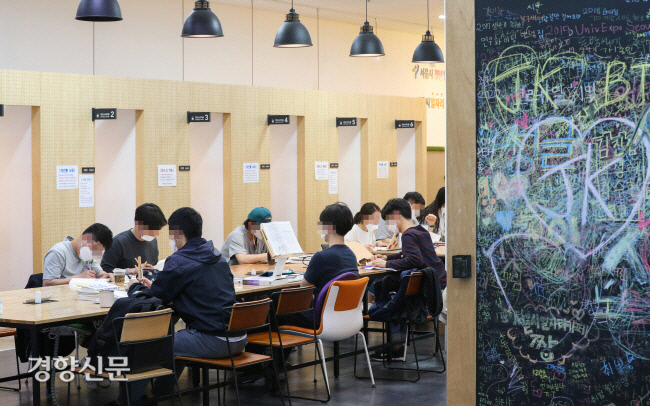 지난해 5월13일 서울 중구 서울시 청년 일자리 센터에서 취업준비생들이 공부를 하고 있다. 이준헌 기자