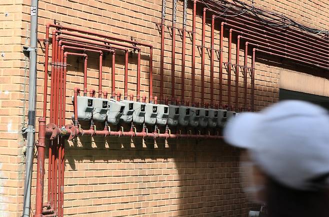 도시가스 등 공공요금 인상 움직임이 가시화되고 있는 26일 서울 시내 주택가에 도시가스 계량기가 촘촘히 설치돼 있다. 연합뉴스