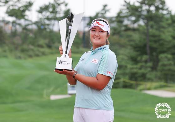 Ryu Hae-ran holds her the Elcru-TV Chosun Pro Celebrity 2021 tournament trophy at Island Country Club in Ansan, Gyeonggi on Sunday. [KLPGA]