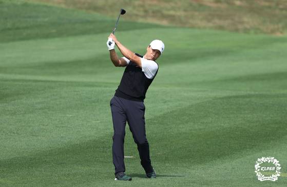 Former baseball player Lee Seung-yuop takes a shot at the Elcru-TV Chosun Pro Celebrity 2021 tournament at Island Country Club in Ansan, Gyeonggi, on Sunday. [KLPGA]