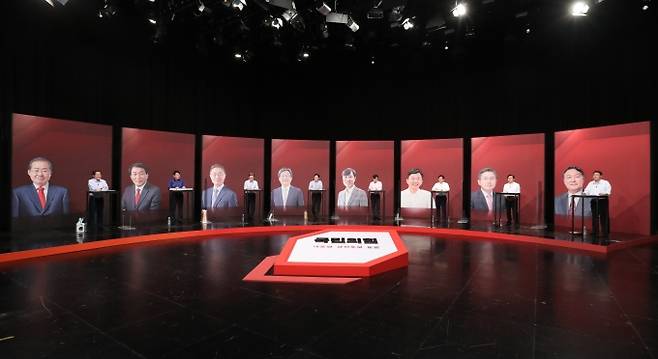 윤석열(오른쪽 부터), 황교안, 원희룡, 하태경, 유승민, 최재형, 안상수, 홍준표 국민의힘 후보가 26일 서울 마포구 상암동 채널A 스튜디오에서 열린 국민의힘 제20대 대통령 경선후보 3차 방송토론회에 참석했다.   국회사진기자단