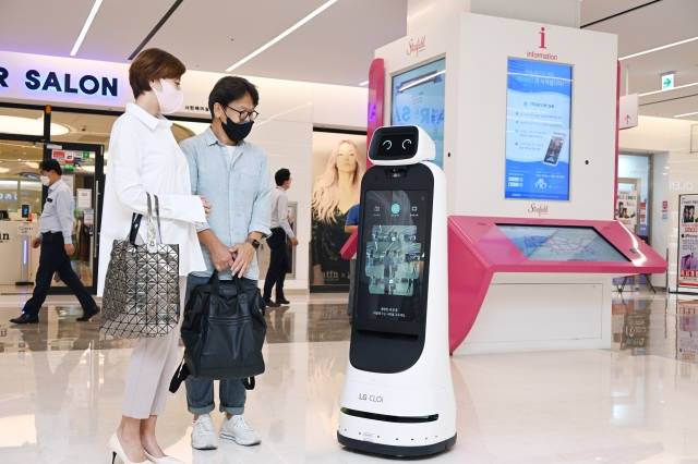 LG전자가 안내로봇 ‘LG 클로이 가이드봇(LG CLOi GuideBot)’ 신제품을 출시한다. 이 제품은 내달부터 코엑스몰에서 운영된다. 코엑스몰을 방문한 고객들이 LG 클로이 가이드봇을 체험하고 있다.  LG전자 제공