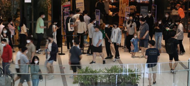 코로나19 신규 확진자가 2771명으로 역대 두 번째 규모를 기록한 26일 오후 서울 시내 대형쇼핑몰이 시민들로 붐비고 있다. 뉴시스