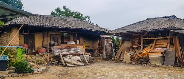지방소멸 위험지역 중 하나로 꼽히는 경북 성주군 수륜면 계정2리에 위치한 빈집에 각종 자재가 쌓여 있다. [박동환 기자]