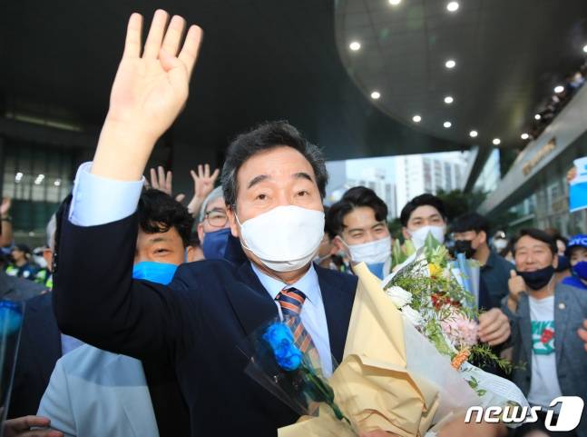 (광주=뉴스1) 구윤성 기자 = 25일 광주 서구 김대중컨벤션센터에서 열린 더불어민주당 대선 후보 선출을 위한 광주·전남 합동연설회에서 이 지역 경선에서 승리를 거둔 이낙연 후보가 지지자들에게 인사하고 있다. 2021.9.25/뉴스1