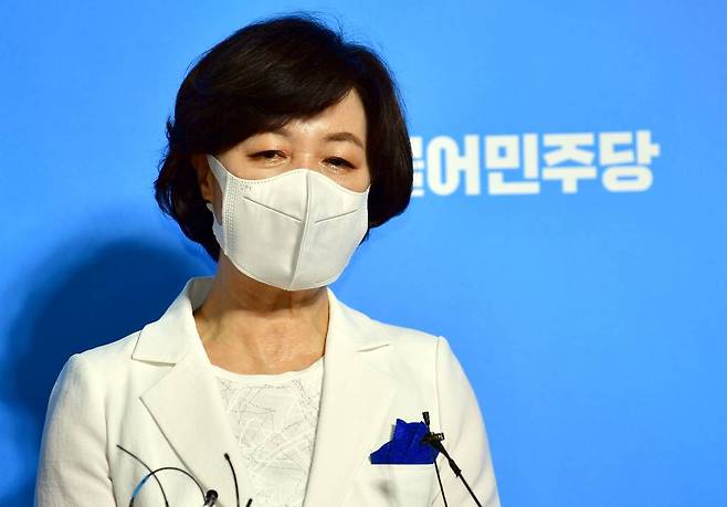 더불어민주당 대선 후보 선출을 위한 순회 경선 광주·전남 합동연설회가 이달 25일 오후 광주 서구 김대중컨벤션센터 1층 다목적홀에서 열리고 있다. 투표결과 발표 뒤 추미애 후보가 언론 인터뷰를 하고 있다. / 사진제공=뉴시스