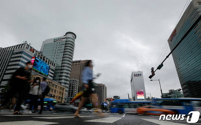 서울 종로구 광화문 네거리에서 바라본 하늘에 먹구름이 깔려있다./사진=뉴스1