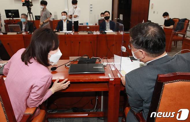 언론중재법 본회의 처리 시한이 하루 앞으로 다가온 가운데 26일 국회에서 열린 언론중재법 여야 8인 협의체 11차 회의에서 국민의힘 전주혜, 최형두 의원이 대화하고 있다. /사진=뉴스1
