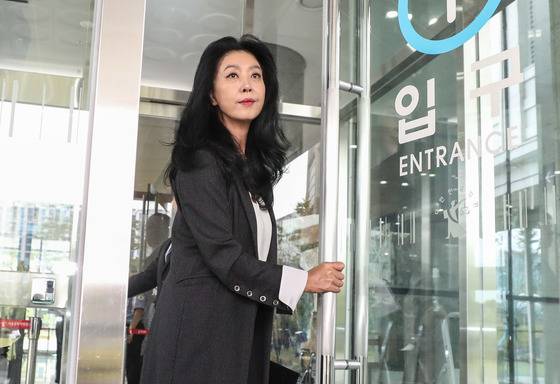 = 이재명 경기지사와 불륜 스캔들 진실공방을 벌이고 있는 배우 김부선이 이재명 지사에게 명예훼손에 따른 3억 원의 손해배상을 청구하기 위해 28일 오전 서울 송파구 서울동부지법에 들어서던 중 뒤를 돌아보고 있다. .2018.9.28/뉴스1