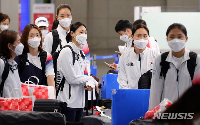 [인천공항=뉴시스] 배훈식 기자 = 2020 도쿄올림픽 여자 농구대표팀이 2일 오후 인천국제공항을 통해 귀국하고 있다. 2021.08.02. dahora83@newsis.com