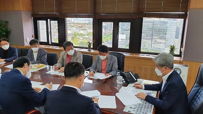 고승범 금융위원장이 26일 광화문 정부청사에서 금융위-금감원 합동 '가상자산사업자 신고현황 점검회의'를 진행하고 있다. (사진=금융위원회 제공) *재판매 및 DB 금지