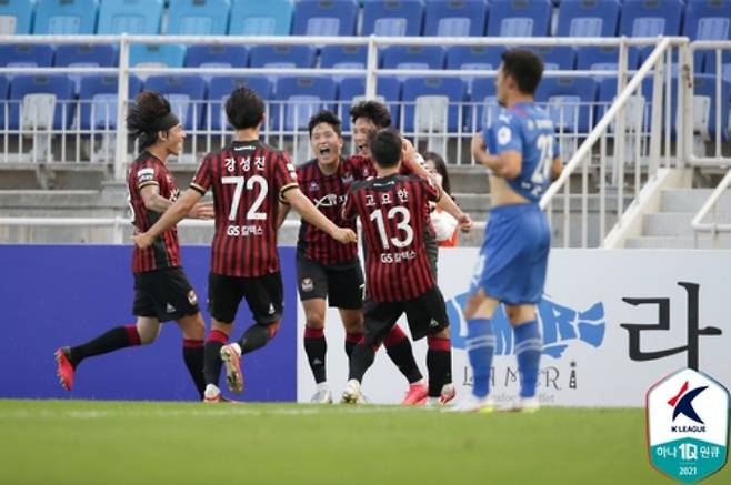 선제골 후 환호하는 FC서울 조영욱과 선수들. 한국프로축구연맹 제공