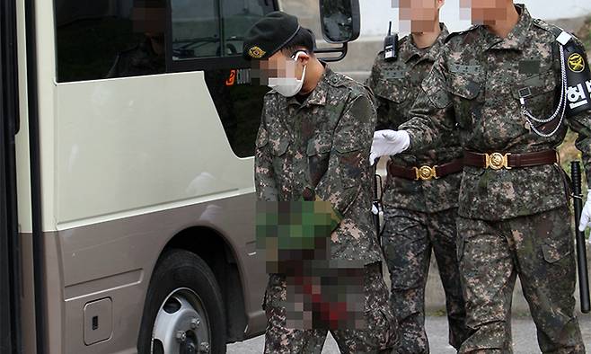 지난 2014년 11월 7일 강원 고성 GOP(일반 전초) 총기 난사 사건의 피의자 임모(23) 병장이 7일 육군 제1야전군사령부 보통군사법원에서 열린 제3차 공판을 마치고 군용버스로 향하고 있다. 연합뉴스