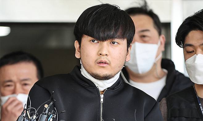 지난 4월 9일 서울 노원구 아파트에서 '세 모녀'를 살해한 혐의를 받는 김태현이 검찰로 송치되기 위해 서울 도봉경찰서에서 나오다 마스크를 벗고 있다. 연합뉴스