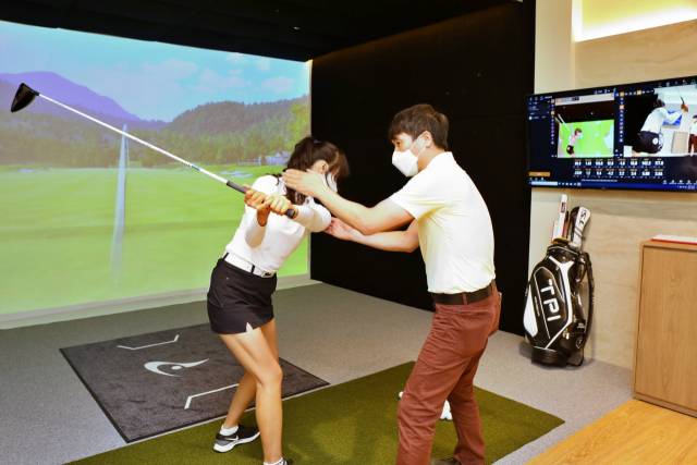 서울 송파구 롯데백화점 잠실점에 마련된 타이틀리스트 매장에서 고객이 골프 스윙 상태를 분석하고 진단을 제공하는 ‘타이틀리스트 퍼포먼스 인스티튜트(TPI)’ 서비스를 받고 있다./사진 제공=롯데백화점