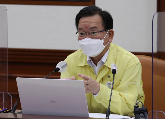 김부겸 국무총리가 26일 오후 정부서울청사에서 열린 코로나19 대응 중앙재난안전대책본부 회의에서 참석자들과 대화하고 있다. /연합뉴스