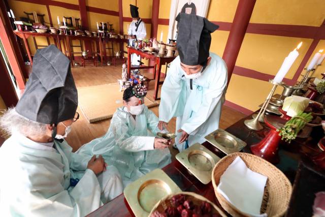 정춘자 성균관여성유도회장이 26일 전남 장성군 봉암서원에서 열린 추향제에서 첫 술잔을 올리고 있다. 봉암서원은 행주대첩을 승리로 이끈 망암(望菴) 변이중 선생을 모시는 곳으로 첫 번째 잔을 올리는 초헌관을 이번 추향제에서 320년 만에 최초로 여성에게 맡겼다. /장성=연합뉴스