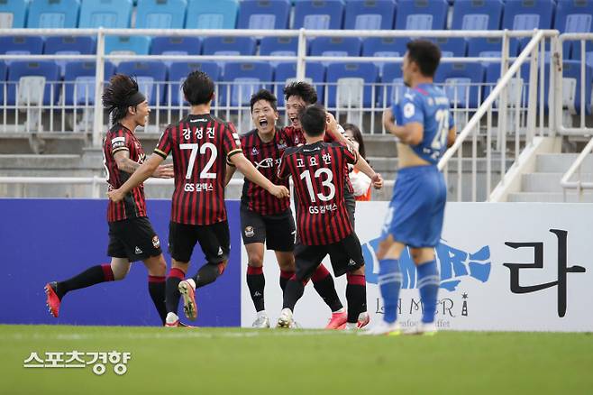 FC서울 조영욱이 26일 수원월드컵경기장에서 열린 K리그1 수원 삼성과의 원정경기에서 선취골을 넣자 동료들이 모여 기뻐하고 있다. 프로축구연맹 제공