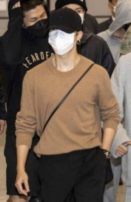 '패션도 특사' 방탄소년단 지민, 입국 패션 149만원 니트 '품절'.. JIMIN is Brand, JIMIN Effect