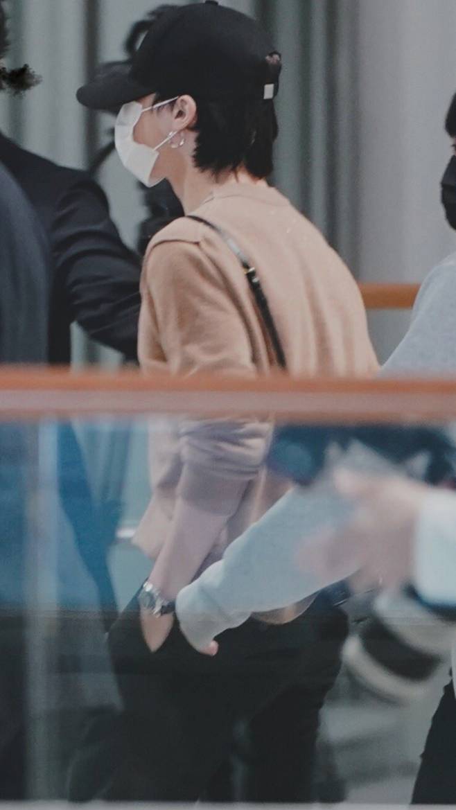 '패션도 특사' 방탄소년단 지민, 입국 패션 149만원 니트 '품절'.. JIMIN is Brand, JIMIN Effect
