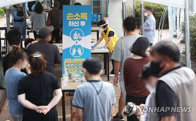 휴게소에서 코로나19 검사받는 시민들 [연합뉴스 자료사진]