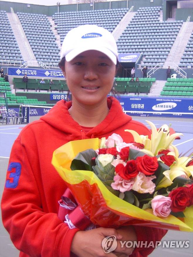 은퇴식 가진 조윤정 (서울=연합뉴스) 김동찬 기자 = 26일 송파구 방이동 올림픽공원 테니스코트에서 은퇴식을 갖고 현역 생활을 끝낸 조윤정. emailid@yna.co.kr