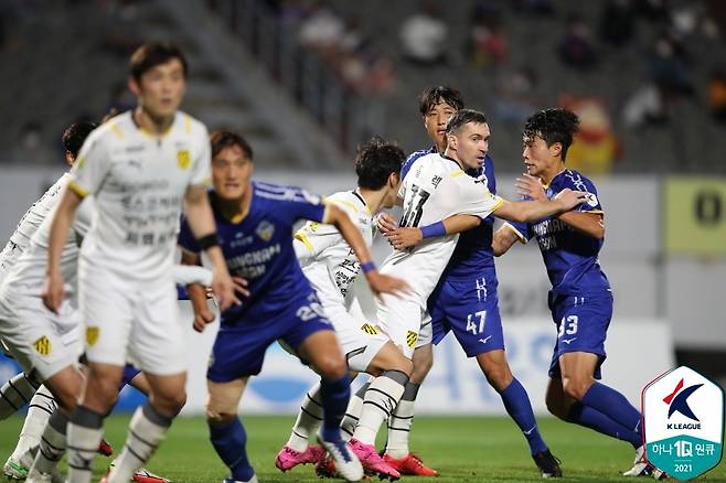 충남아산과 전남 경기 장면 [한국프로축구연맹 제공. 재판매 및 DB 금지]