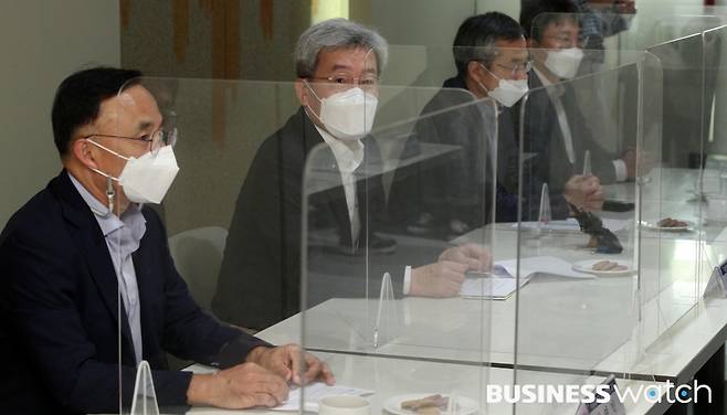 고승범 금융위원장이 27일 서울 중구 은행회관에서 열린 경제·금융시장 전문가 간담회에서 모두발언을 하고 있다./사진=이명근 기자 qwe123@