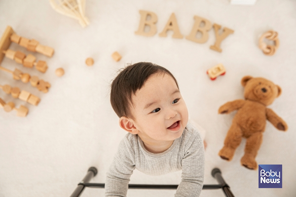 잘 웃는 모습을 칭찬하거나 아이의 장점으로 부각시킨다면 상황 대처를 웃음으로 하는 기제가 강화될 수 있을 것입니다.&nbsp;ⓒ베이비뉴스