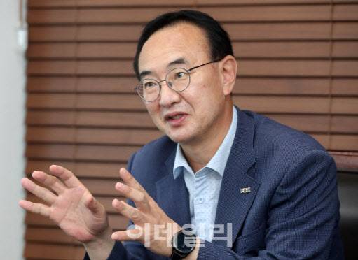 박경철 한국어촌어항공단 이사장은 “어촌 소멸, 어촌인구 감소에 대응하기 위해 어촌 살리기를 적극적으로 추진해야 한다”고 말했다. △1966년 강원도 강릉 출생 △35회 행정고시 △해양수산부 국립해양조사원장·해운물류국장·수산정책관·인천지방해양수산청장·부산지방해양수산청장 △한국어촌어항공단 이사장(2021년 5월~) (사진=방인권 기자)