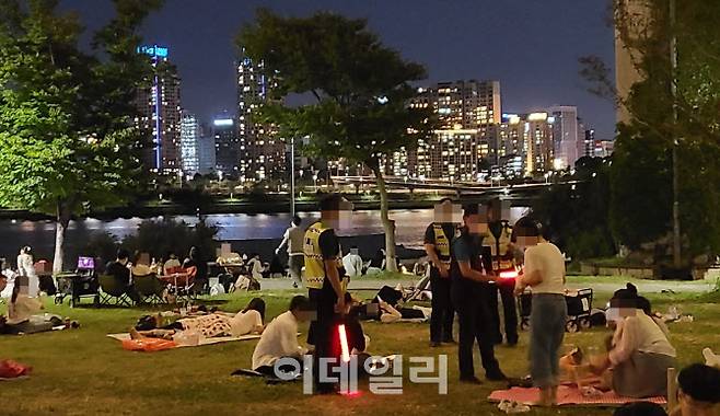 추석 연휴 기간 주말인 지난 22일 오후 서울 광진구 뚝섬 한강공원에 한강사업본부와 경찰들이 방역 수칙 위반 행위 단속을 하고 있다.(사진=이용성 기자)