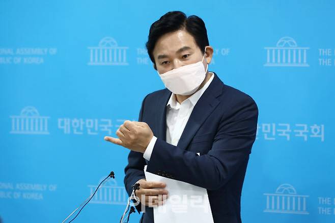 국민의힘 대권주자인 원희룡 전 제주지사가 17일 오전 국회 소통관에서  ‘주택 국가찬스 2호’ 공약발표를 마친 뒤 취재진들의 질문에 답하고 있다.(사진=노진환 기자)
