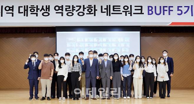 27일 오전 부산국제금융센터 3층에서 열린 ‘부산지역 대학생 역량강화 네트워크 BUFF 5기’ 발대식에서 문성유 캠코(한국자산관리공사) 사장(왼쪽 다섯번째)이 BUFF 참가 대학생 등과 함께 기념촬영을 하고 있다.(사진=캠코)