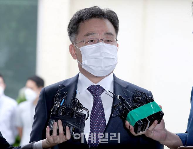 경기 성남 대장동 개발 사업 특혜 논란을 빚은 자산관리회사 화천대유의 대주주 김만배 씨가 참고인 조사를 받기 위해 27일 서울 용산경찰서에 출석, 입장을 밝히고 있다. (사진=방인권 기자)