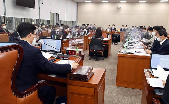 지난달 25일 국회에서 열린 보건복지위원회 전체회의에서 김민석 위원장이 개의 선언을 하고 있다. (사진=연합뉴스)