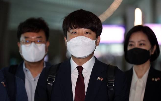 이준석 국민의힘 대표가 지난 22일 오전 인천국제공항에서 미국으로 출국하기에 앞서 인터뷰하고 있다. (사진=연합뉴스)