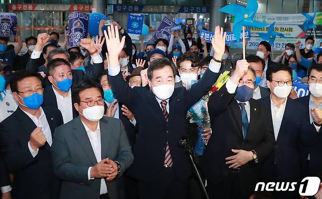 25일 광주 서구 김대중컨벤션센터에서 열린 더불어민주당 대선 후보 선출을 위한 광주·전남 합동연설회에서 이 지역 경선에서 승리를 거둔 이낙연 후보가 지지자들에게 인사하고 있다. 2021.9.25/뉴스1 © News1 구윤성 기자