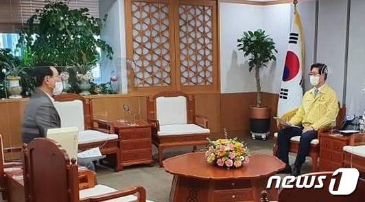 박상돈 천안시장은 지난 24일 양승조 충남지사를 만나 국민지원금 추가 지급에 도비 부담 상향을 요청했다. (박상돈 천안시장 페이스북)© 뉴스1