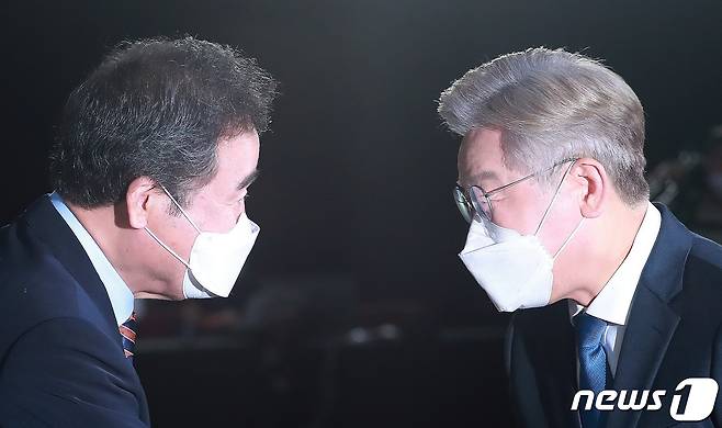 (왼쪽부터)더불어민주당 이낙연, 이재명 대선 예비후보. 뉴스1 © News1 구윤성 기자