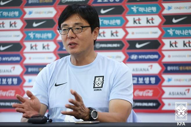 황선홍 U-23 감독이 첫 훈련에 앞서 인터뷰를 진행했다..(대한축구협회 제공)© 뉴스1