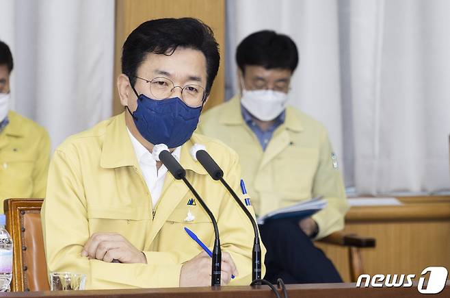 허태정 대전시장이 27일 시청 대회의실에서 열린 주간업무회의세서 코로나19 방역체제 강화를 주문하고 있다. (대전시 제공) ©News1