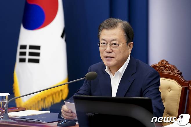 문재인 대통령이 27일 청와대에서 열린 수석·보좌관 회의에서 발언하고 있다.2021.9.27/뉴스1 © News1 이광호 기자