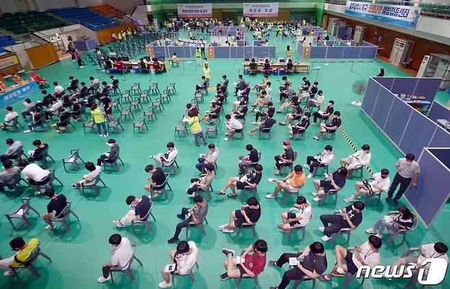 광주 북구 전남대학교 국민체육센터에서 고등학교 교직원과 3학년 대상 신종 코로나바이러스 감염증(코로나19) 화이자 백신 접종이 진행되고 있다./뉴스1 DB © News1 정다움 기자