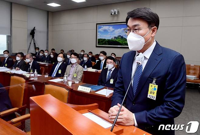 국회 산업통상자원위원회가 최정우 포스코그룹 회장, 김범수 카카오 의장, 박지원 두산중공업 회장 등을 국정감사 증인으로 채택했다. 최정우 회장이 지난 2월 서울 여의도 국회에서 열린 환경노동위원회 산업재해관련 청문회에서 의원의 질의에 답하고 있다. 2021.2.22/뉴스1 © News1 신웅수 기자
