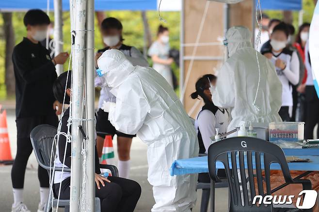 대구 수성구 대구스타디움 제3주차장 임시선별검사소에서 의료진이 코로나19 진단검사를 위해 방문한 시민의 검체를 채취허고 있다.© News1 공정식 기자