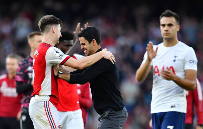 미켈 아르테타(가운데) 아스널 감독이 26일(현지시간) 홈에서 토트넘을 3-1로 누른 뒤 선수들과 기쁨을 나누고 있다. 런던|로이터 연합뉴스
