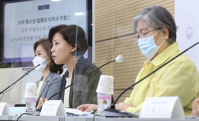 최은화 예방접종전문위원회 위원장(서울대 어린이병원 소아청소년과 교수)이 27일 오후 충북 청주시 질병관리청에서 열린 신종 코로나바이러스 감염증(코로나19) 특집 브리핑에서 소아·청소년 접종 관련 질문에 답변하고 있다.     왼쪽부터 김여향 교수(칠곡경북대병원 소아심장과), 최은화 예방접종전문위원회 위원장(서울대 어린이병원 소아청소년과 교수), 정은경 질병관리청장/연합뉴스