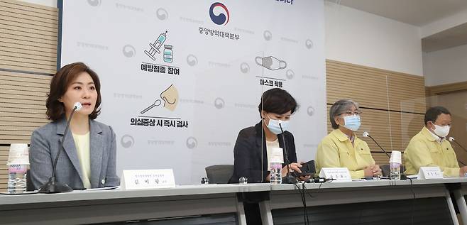 김여향 교수(칠곡경북대병원 소아심장과)가 27일 오후 충북 청주시 질병관리청에서 열린 신종 코로나바이러스 감염증(코로나19) 특집 브리핑에서 소아·청소년 접종 관련 질문에 답변하고 있다.     왼쪽부터 김여향 교수(칠곡경북대병원 소아심장과), 최은화 예방접종전문위원회 위원장(서울대 어린이병원 소아청소년과 교수), 정은경 질병관리청장, 이상수 교육부 실장(학교혁신지원실)./연합뉴스