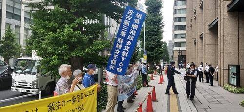 '나고야 미쓰비시·조선여자근로정신대 소송지원 모임' 일본인 회원들이 지난해 6월 26일 미쓰비시중공업 도쿄 본사 앞에서 옛 정신대원 피해자들에게 배상하라는 한국대법원 판결을 이행하라고 촉구하는 시위를 벌이고 있다. [연합뉴스]