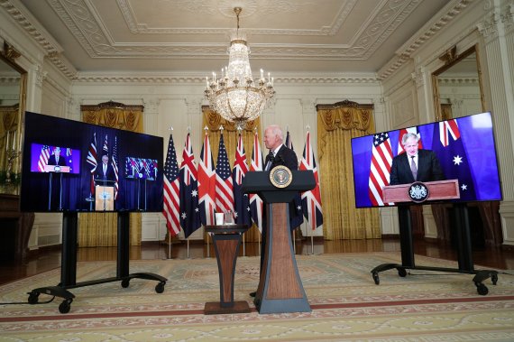 조 바이든 미국 대통령이 2021년 9월 15일(현지시간) 미국 워싱턴 백악관 이스트룸에서 스콧 모리슨 호주 총리, 보리스 존슨 영국 총리와 함께 오커스(AUKUS) 파트너십 체결을 발표하고 있다. 사진=뉴스1